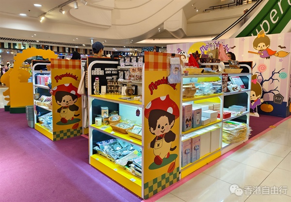 香港萬圣狂歡 Monchhichi萌趣萬圣節 × 療愈秋期間限定店，打造奇幻家居體驗